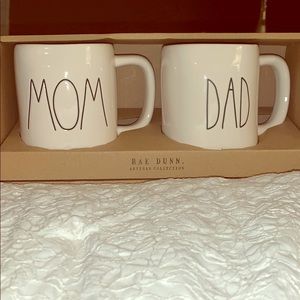 *BRAND NEW* Rae Dunn “Mom and Dad” mug set